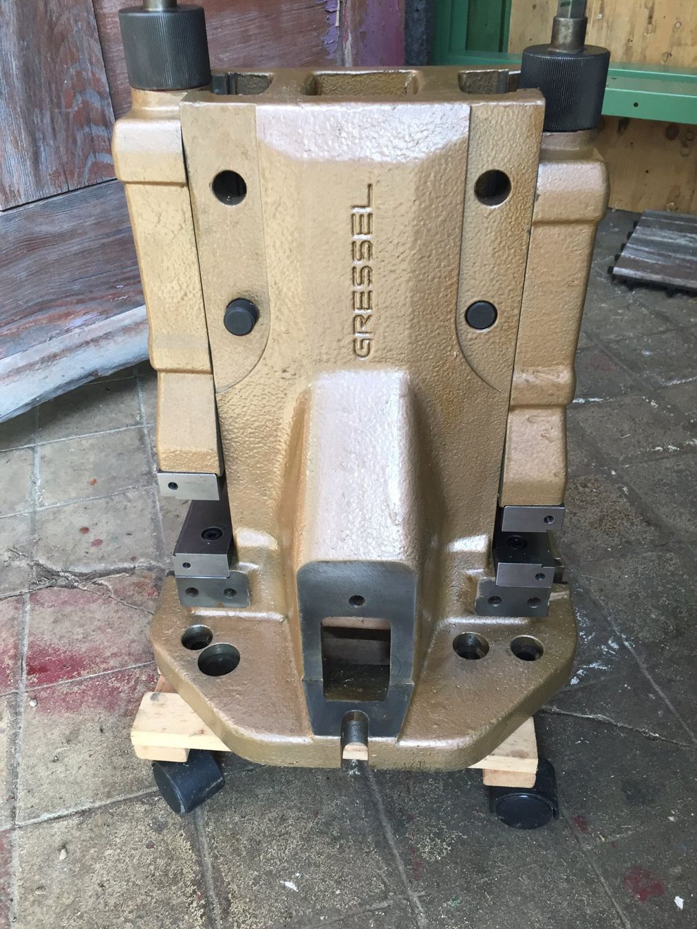 Gressel Tutti gli attrezzi: Gressel Turm mit 2x Schraubstock 125mm – Usato da Frenkendorf venduto da BasLie 2
