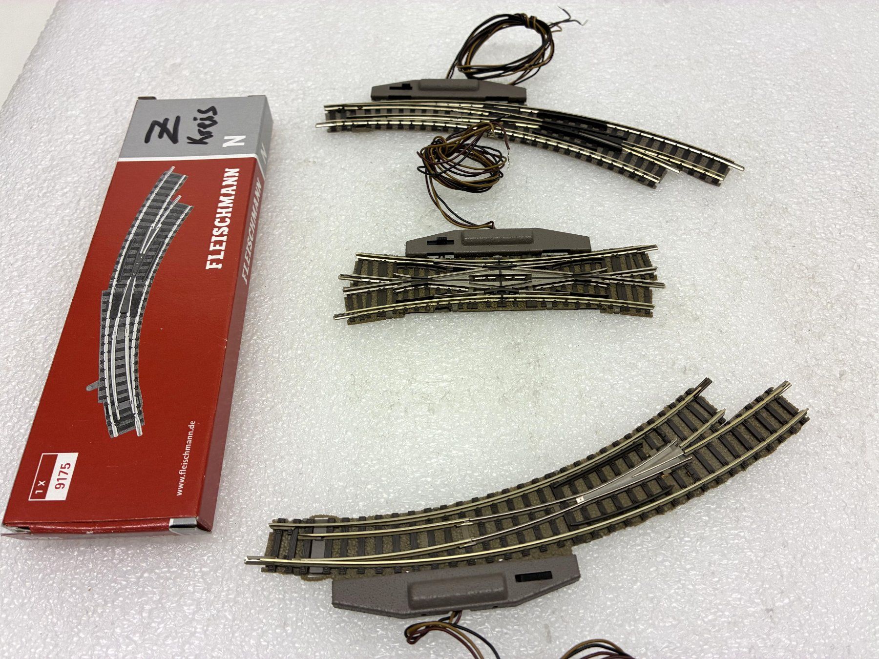 Fleischmann Modellini di ferrovie: Fleischmann N: 2x el. Bogenweichen R/L - 1 Kreuzungsweiche – Usato da Thun venduto da retoolinoo 3
