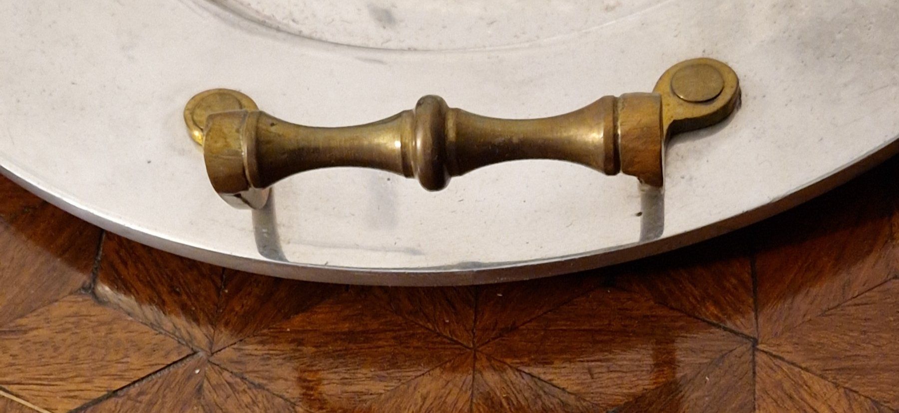 Plateaux: Spezielles vintage Tablett silberfarben mit Messing Griffen – D'occasion à Zürich par silver-team 4