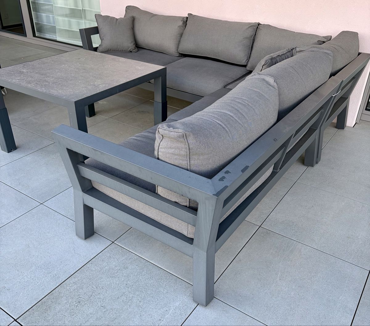 Divani: L - Gartenlounge mit Tisch in grau – Usato da Ebikon venduto da SvenKauschus 1