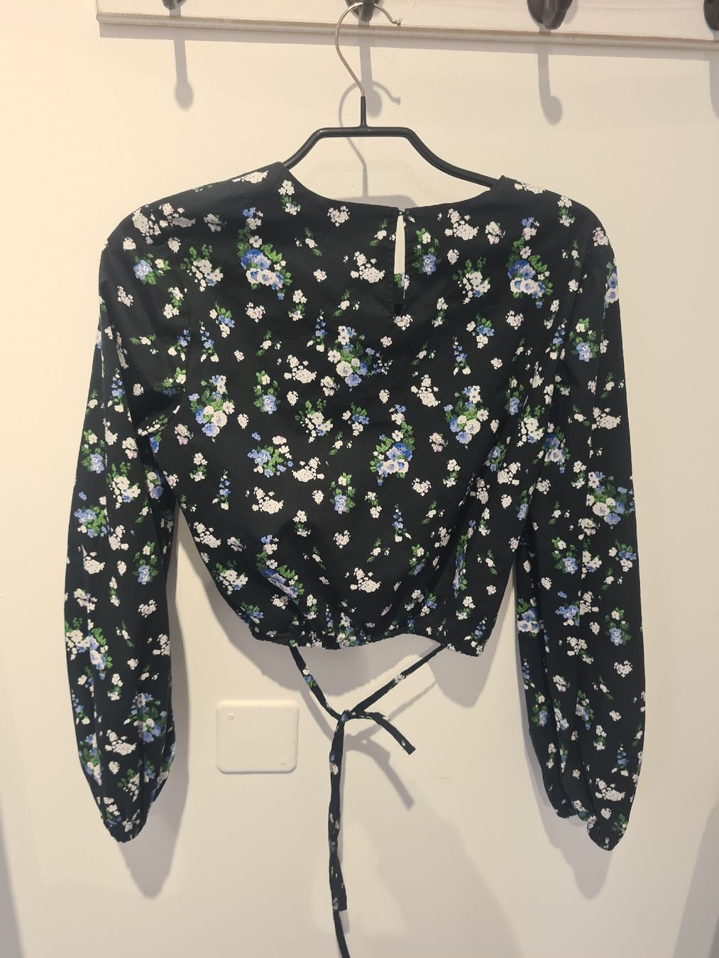Maje Camicette: MAJE Crop Top mit Blumenmuster, Gr. 34/36 – Usato da Adligenswil venduto da FriedasWelt 2