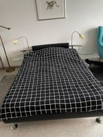 Bett 140x200cm mit Glas-Nachttischen & Lampen