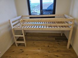 Kinder Hochbett: H: 113.5 cm, L: 208 cm, B: 97 cm 