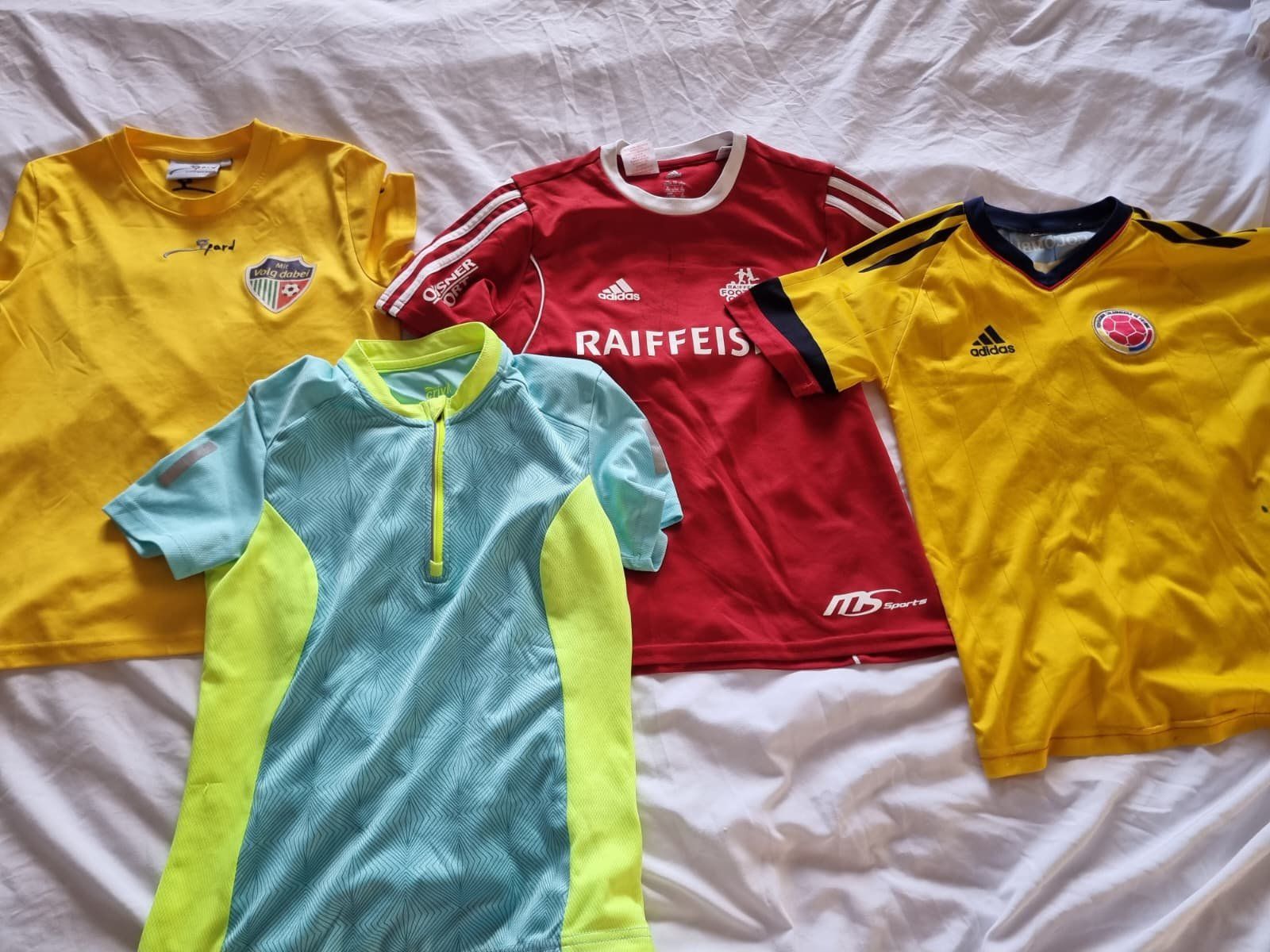 Scarpe, pantaloni & magliette da ginnastica: Fussball Trikots Set 4 Stck. gemischt gebraucht – Usato da Triengen venduto da Spooni1
