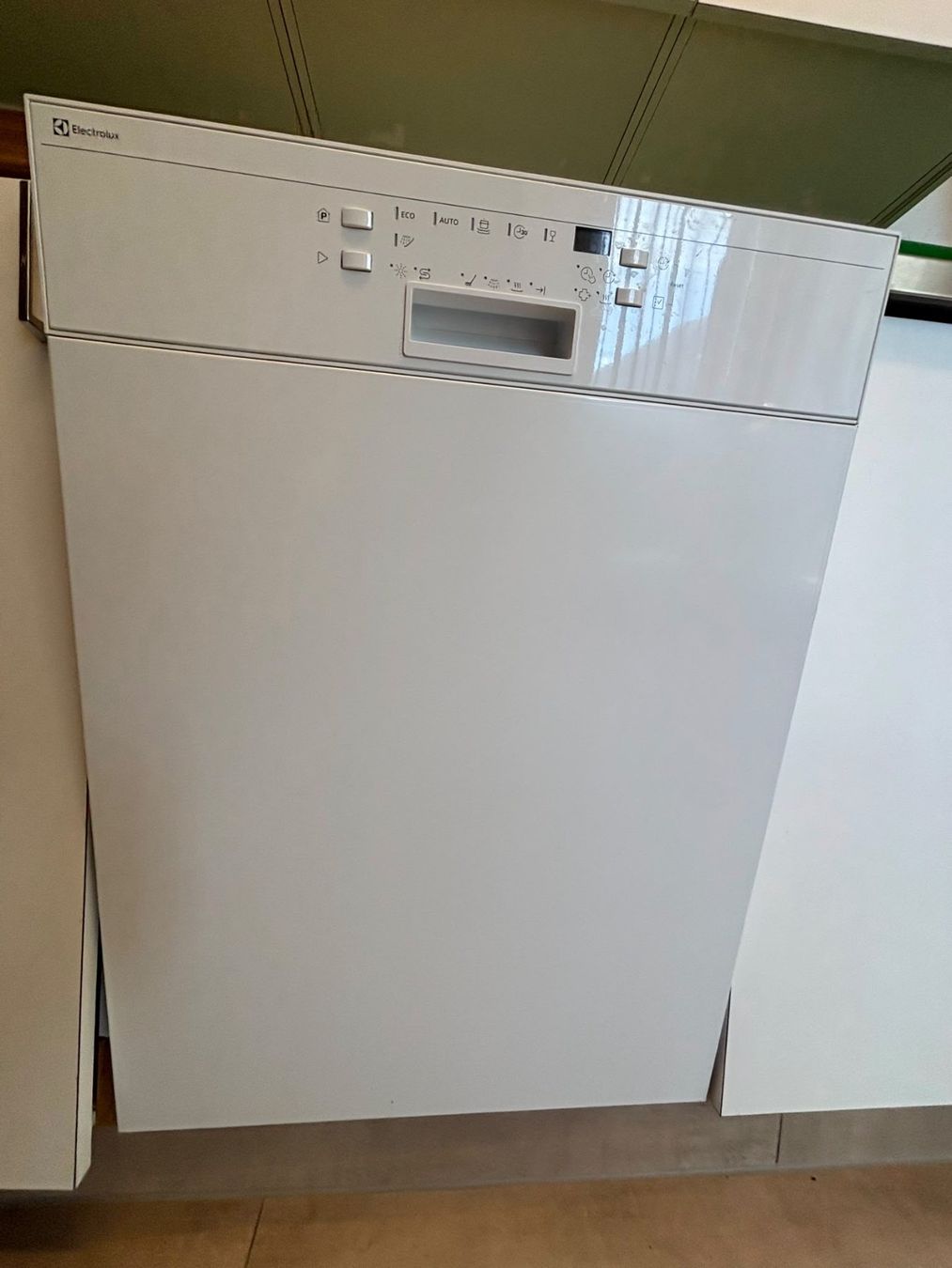 Cucine complete: Weisse Einbaucküche mit Elektroluxgeräten – Usato da Würenlos venduto da Rekalo 3