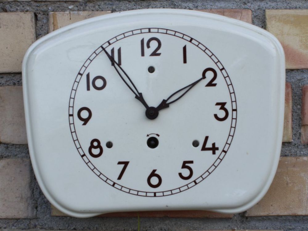 Stand- & Wanduhren: KÜCHENUHR  MIT PENDEL VINTAGE ANTIK – Gebraucht aus Wauwil von Pneuedy