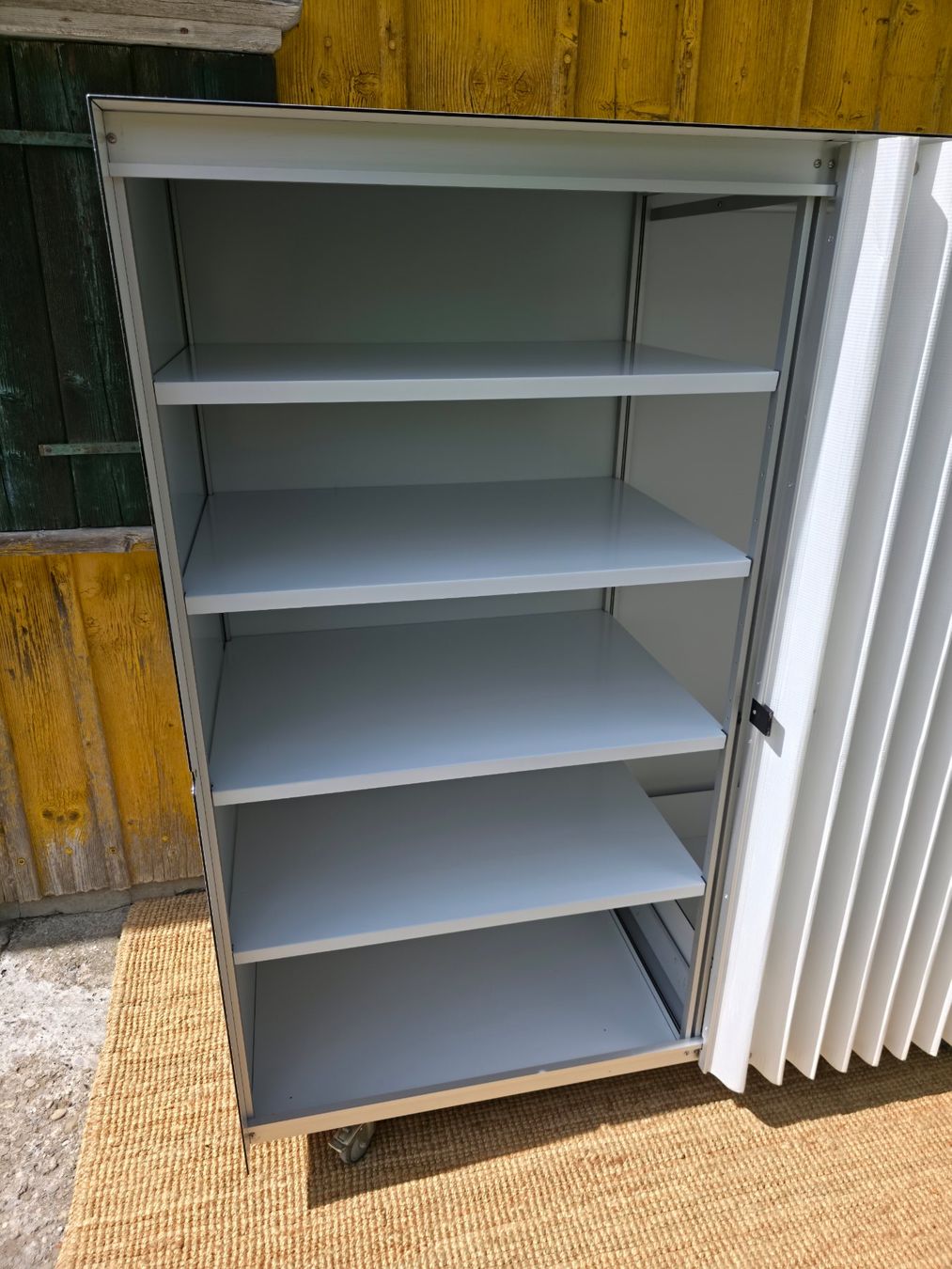 Thut Armadi: Thut Alucobond Schrank 450 – Usato da Haslen AI venduto da Vintagelix 5