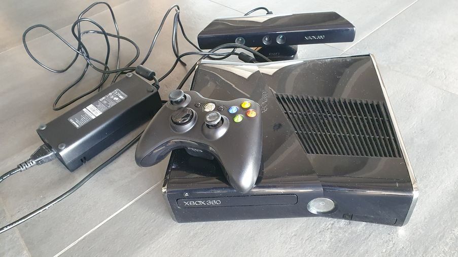 Giochi: XBOX 360 S mit Kinect – Usato da Wagerswil venduto da flagge