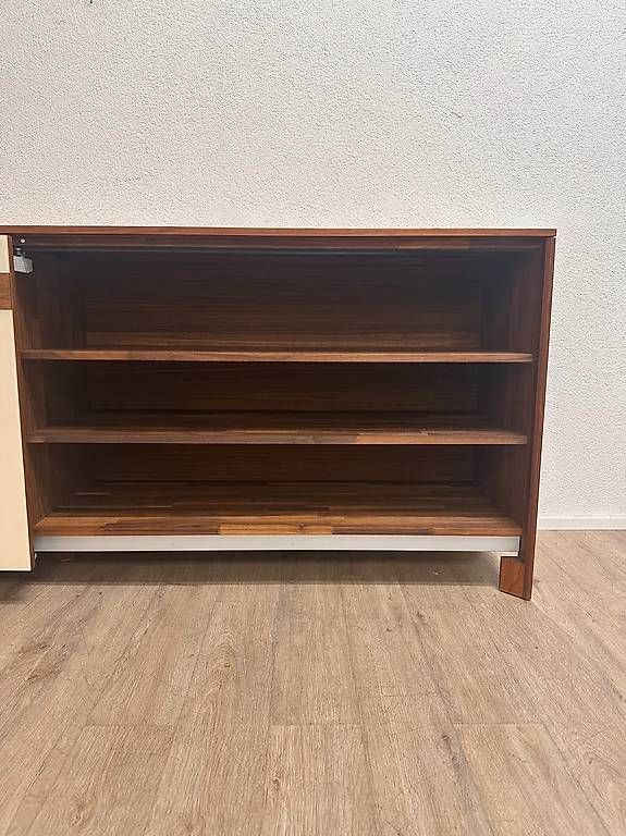 Team7 Cassettiere: Team 7 Cubus Sideboard Nussbaum Glasfront 240 cm – Usato da Obernau venduto da Arche_Noah_Brocki 3
