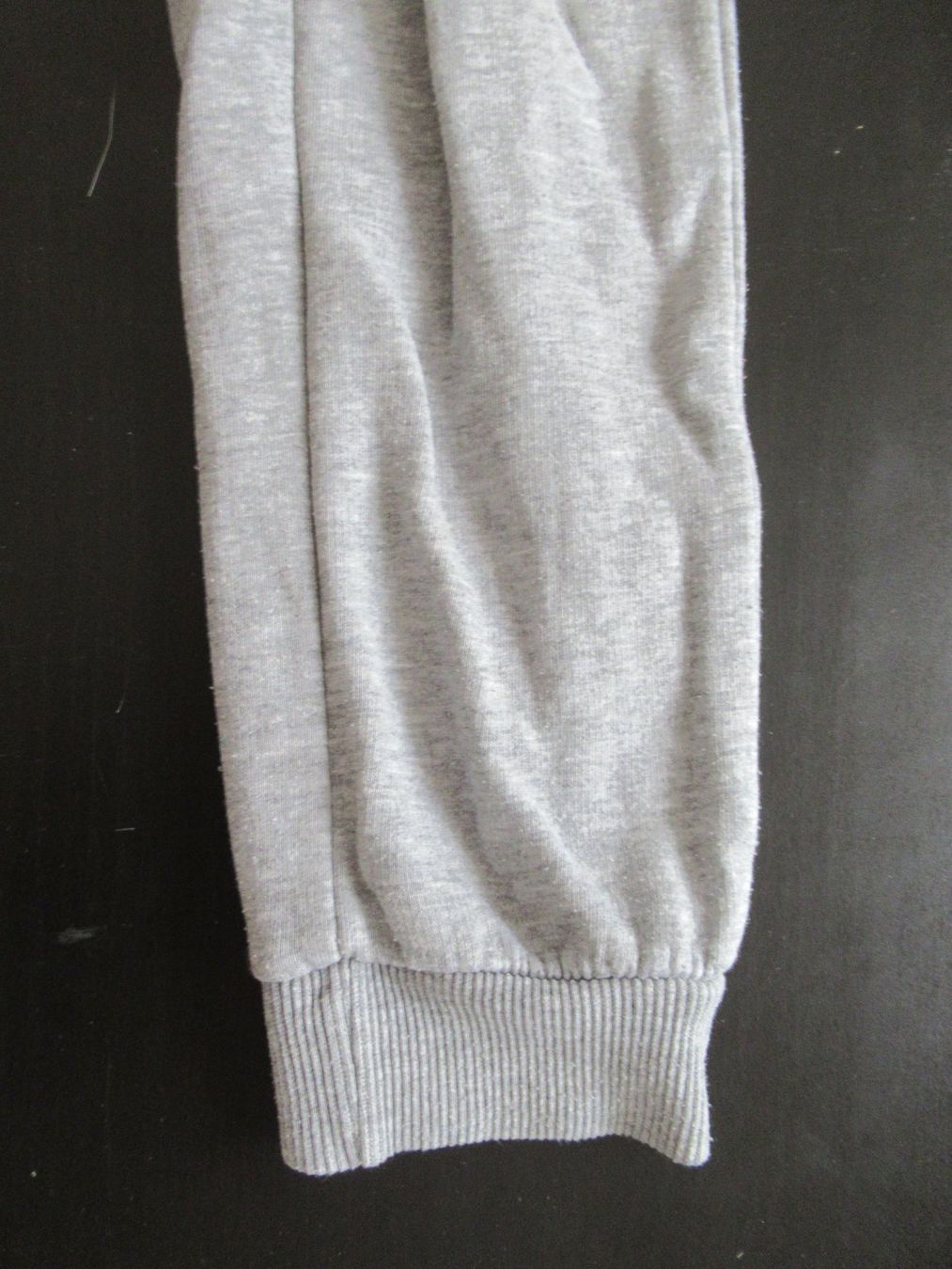 Vertbaudet Pantalons: Vertbaudet Jungen Sweathose BASIC grau meliert Gr. 134 / 9J. – D'occasion à Binz par Hailqueen 2