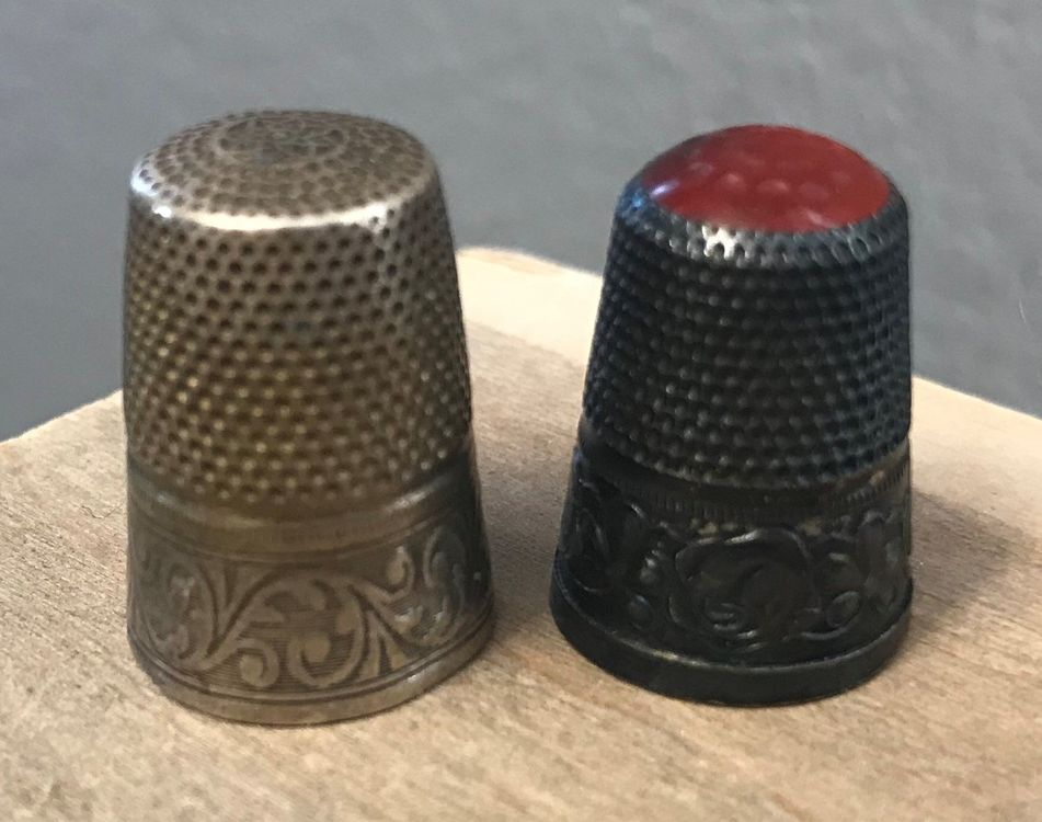Qianxihu 4 Stück Metall-Nähfingerhut Handnäh-Fingerhüte Aus Metall Finger Schutz Nützliche Verstellbare Fingerkappe Silberner Edelstahl- Fingerhut Für Handnäharbeiten