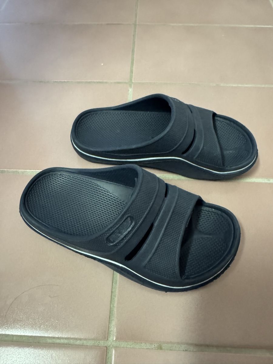 Schuhe für Jungen: Kinder Hausschuhe/Badelatschen 29–30 – Gebraucht aus Uetikon am See von Ala888 1