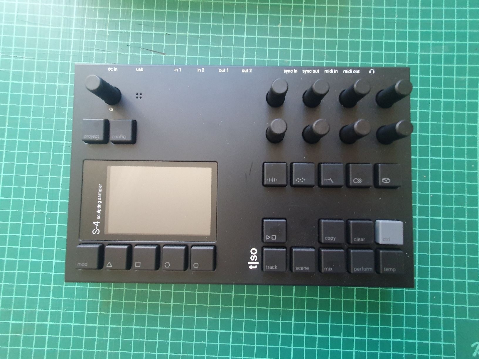 Strumenti musicali: Sampler Torso S-4, parfait état, servi une fois! – Nuovo (secondo la descrizione) da La Chaux-de-Fonds venduto da D_E_01