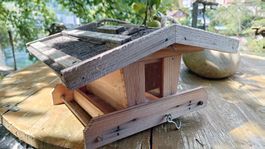 Deluxe Vogelhäuschen inklusive Plattform auf Pfahl 