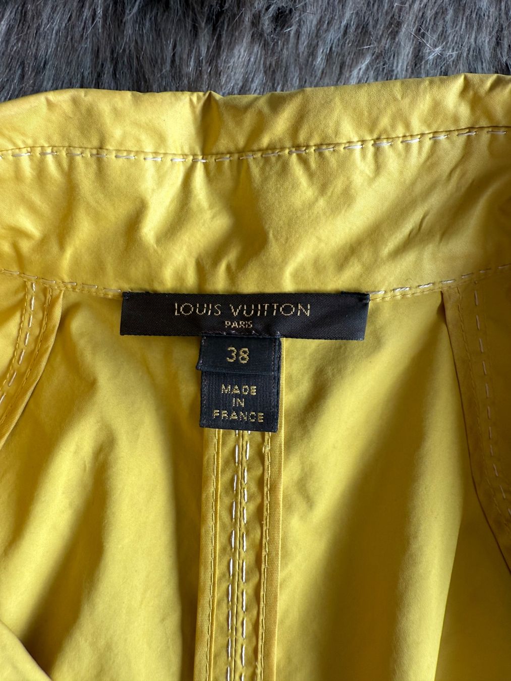 Louis Vuitton Camicette: Elegante Bluse LOUIS VUITTON - Designerstück! – Nuovo (secondo la descrizione) da Gümligen venduto da hookedonsales 1