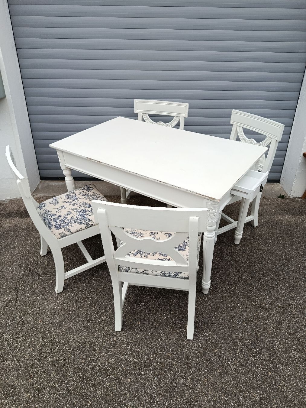 Set di tavolo e panche: Esstisch mit 4 Stühlen weiss blau gemustert – Usato da Wattwil venduto da sunicheyenne