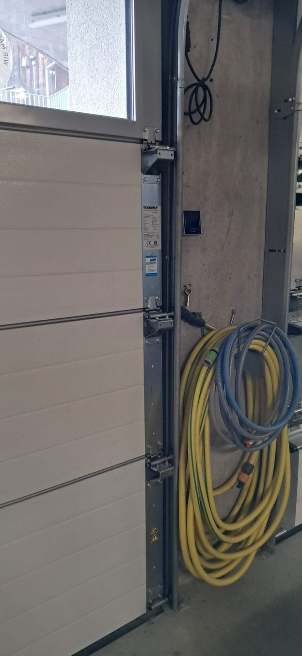 Porte: Sektionaltor doppelwandig – Usato da Dussnang venduto da sch_q2k2 2