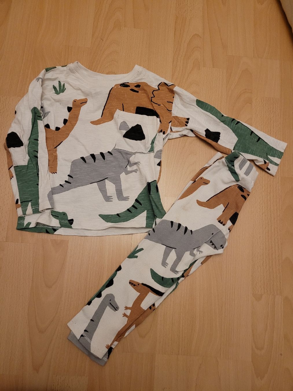 Zara Ensembles: Trainer Set Zara gr. 98 – D'occasion à Inwil par Flower2325
