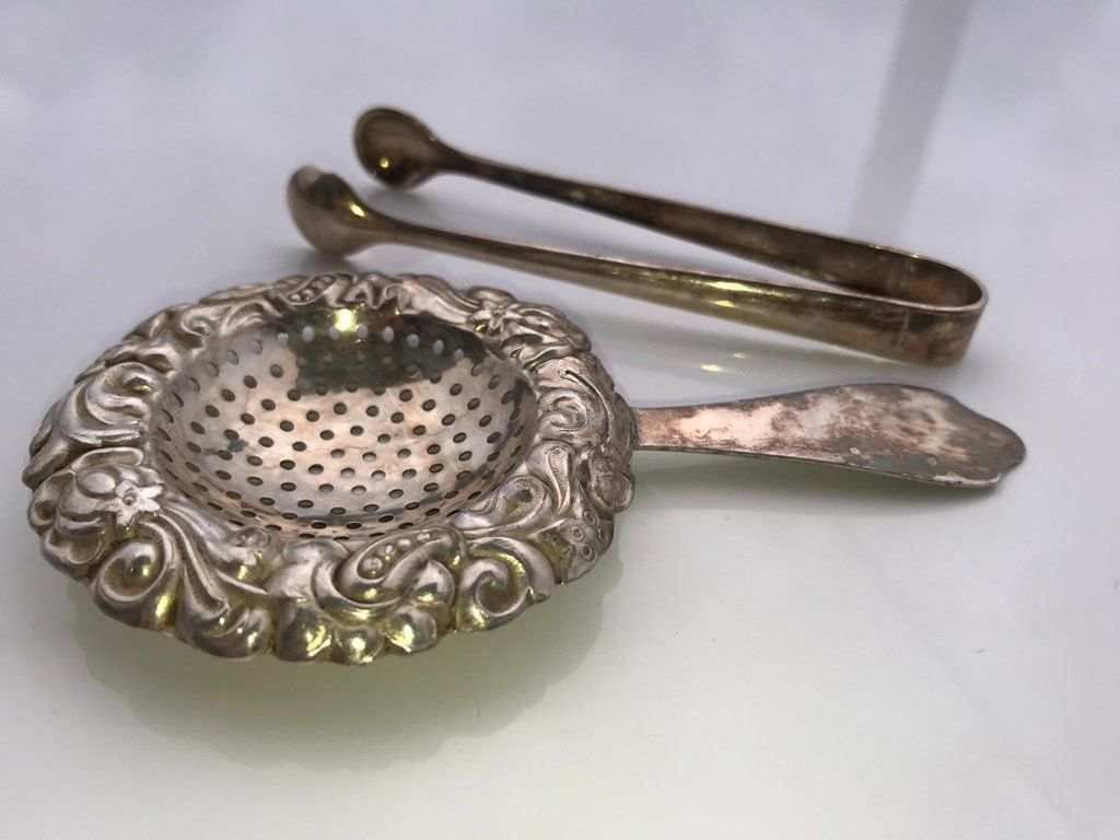 Löffel: Zuckerklumpenzange & Teesieb-Set Silber – Gebraucht aus niederbipp von Esbenz