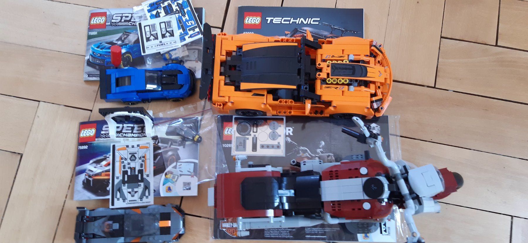 Lego Jouets: LEGO Creator Expert Harley-Davidson + 3 andere Sets – D'occasion à Degersheim par Fjeda