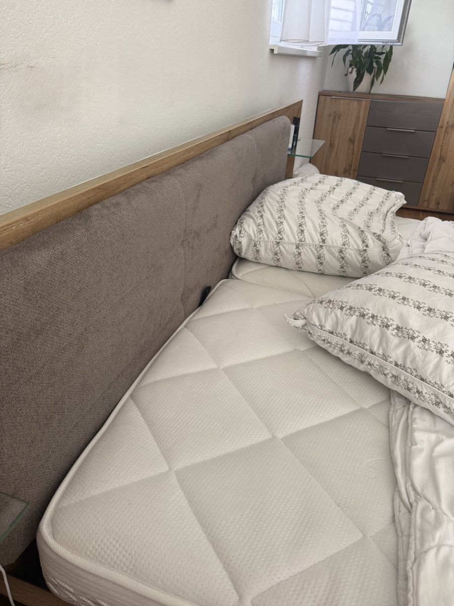 Lits: Bett mit zwei Nachttischen und Kopfteil Holz/grau – D'occasion à Weiach par DanielaCecillia 5