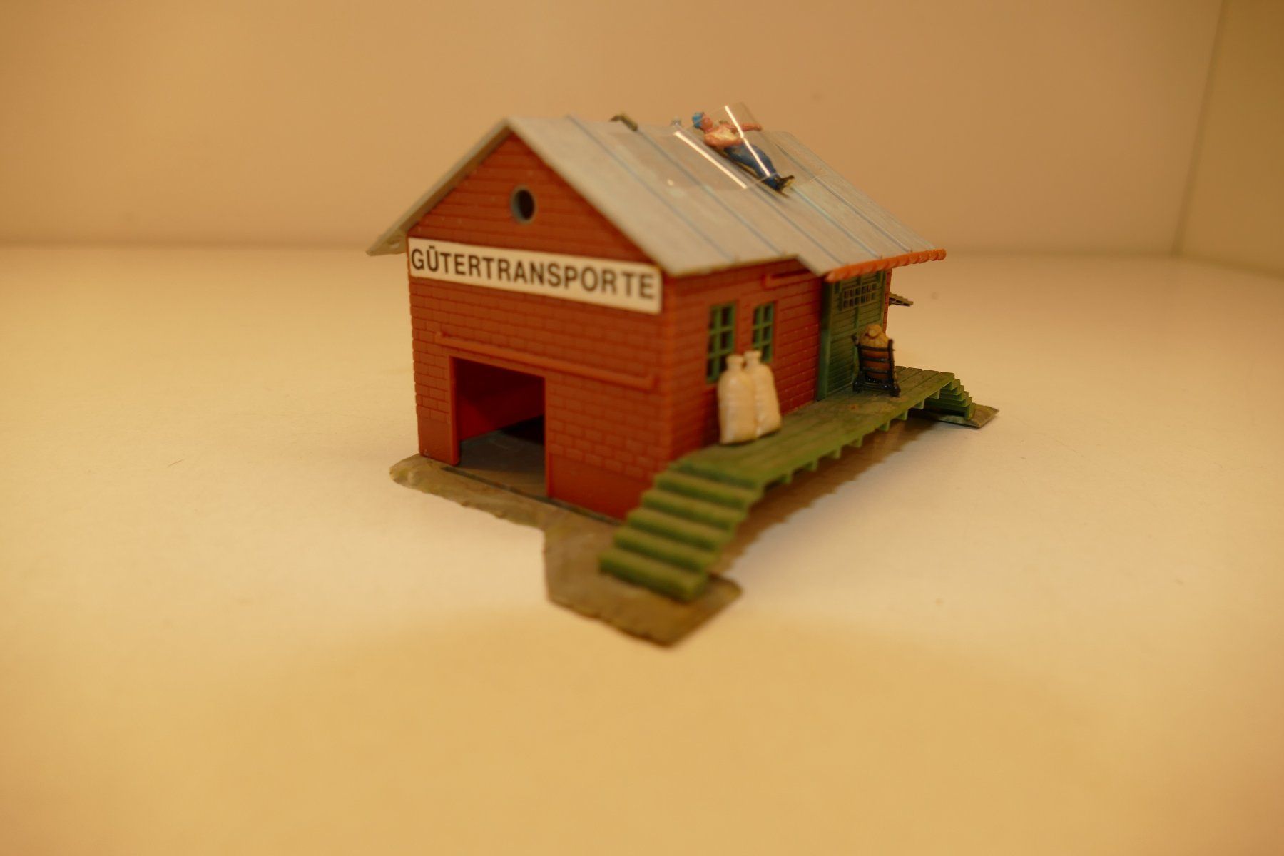 Modellini di ferrovie: Spur H0: Spedition ausgeschmückt mit Figur – Usato da Niederhasli venduto da rail-duerst 1