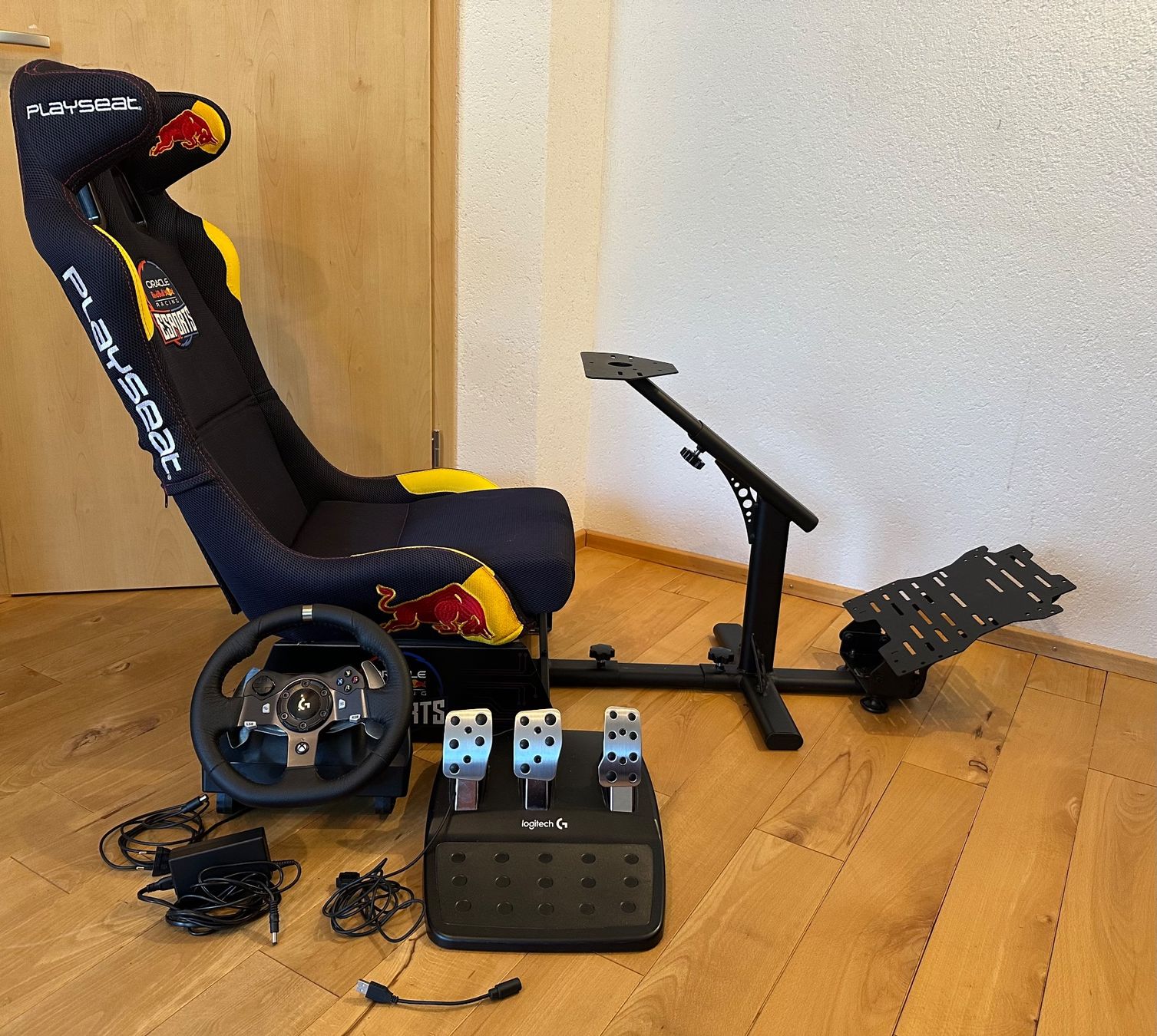 Logitech Sedie: Playseat Evolution Pro Red Bull + Logitech G923 Top Zustand – Usato da Zermatt venduto da yan_yh9r
