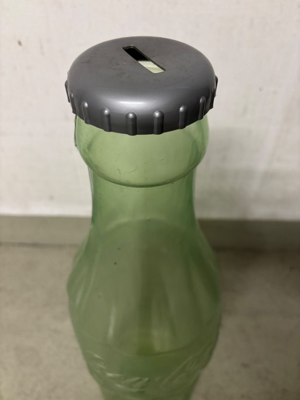 Coca-Cola Salvadanai: Grosse Coca Cola Plastikflasche Spardose 60cm – Usato da Sonterswil venduto da VD-Service 1