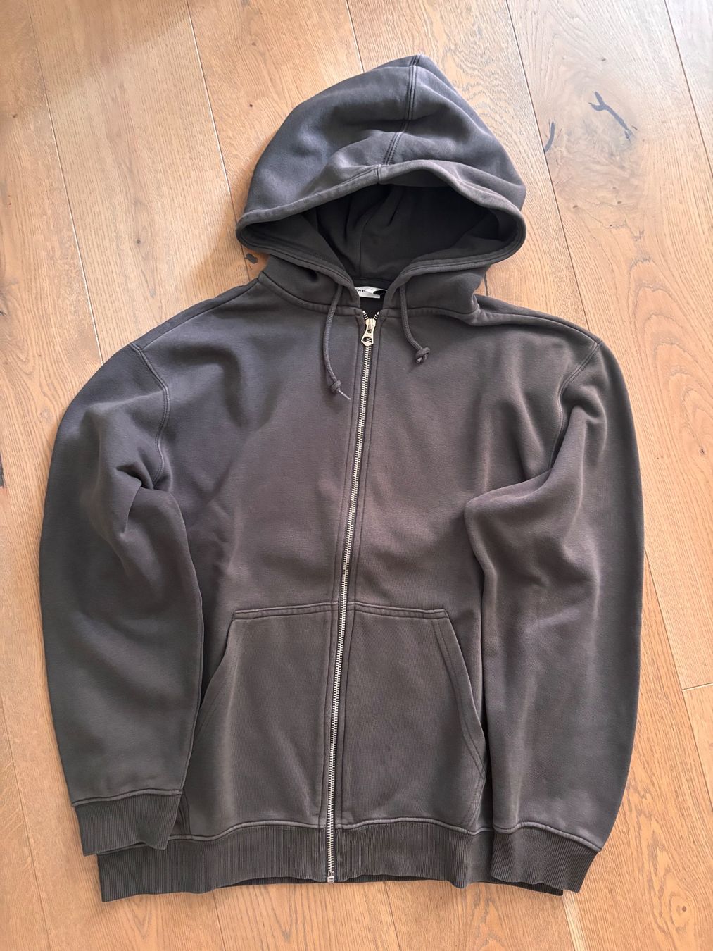 Weekday Maglioni & Felpe: Brauner Basic Zip-Up Hoodie – Usato da Trübbach venduto da Nico.Broder