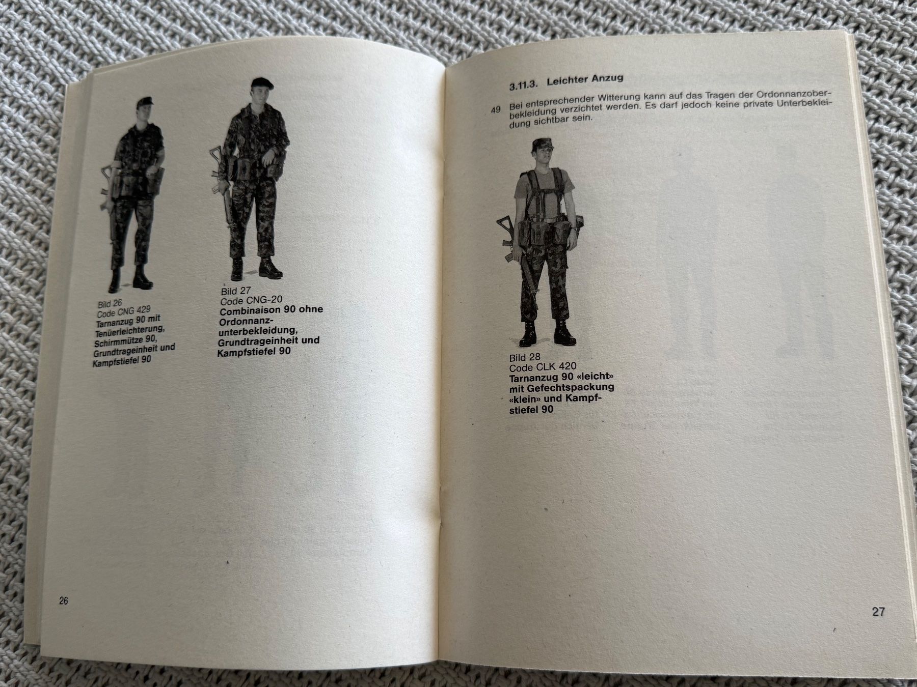 Bücher: Reglement: Kampfbekleidung 90 - Schweizer Armee – Gebraucht aus Brütten von Hst1 7
