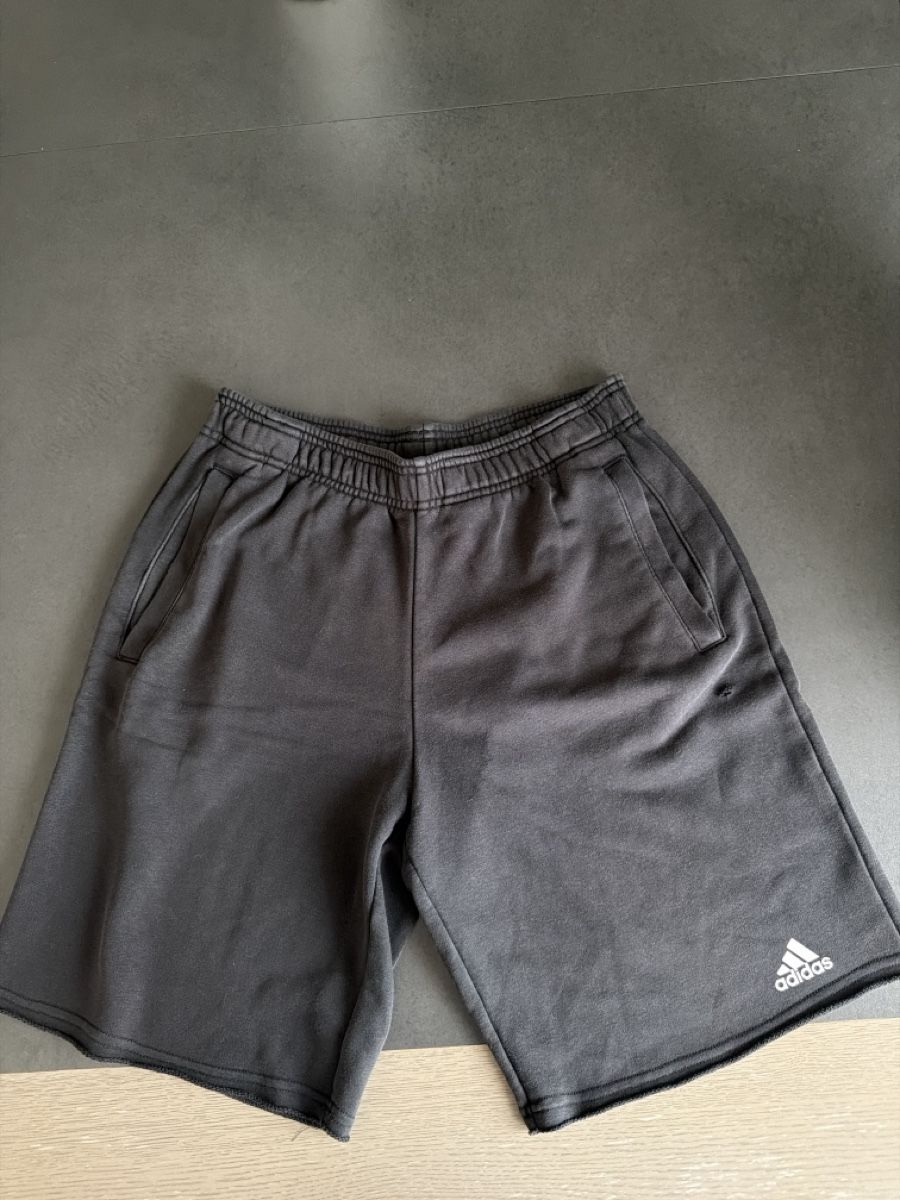 Adidas Pantalons: Short Adidas noir  – D'occasion à Châtelaine par Diogo.138