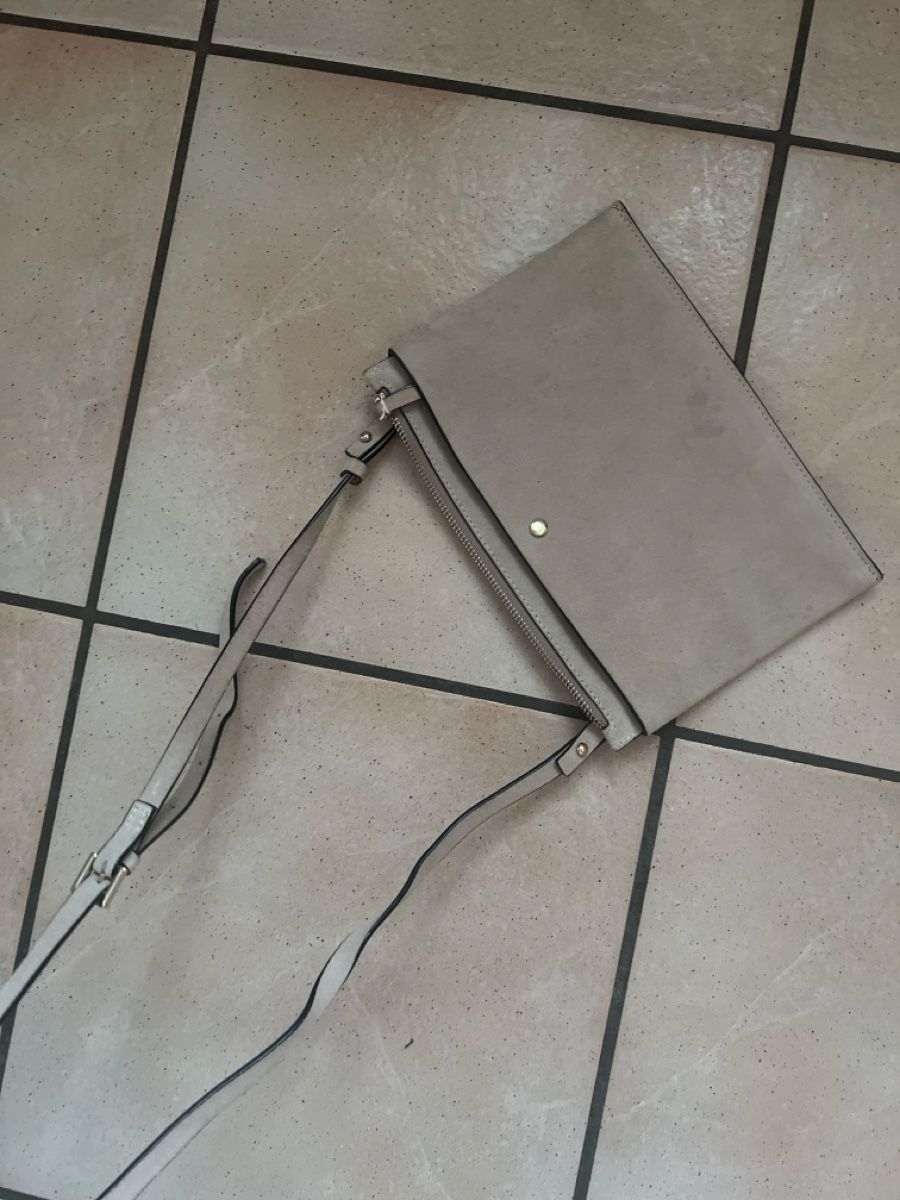 H&M Borse da donna: Kleine Wildledertasche hellbeige – Usato da Egg b. Zürich venduto da ZeroWaste 3