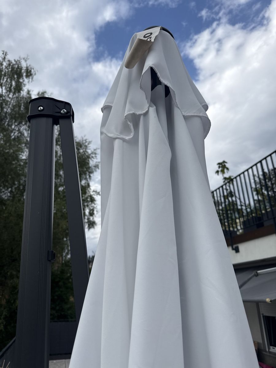Ombrelloni: White garden umbrella like new condition – Nuovo (secondo la descrizione) da Küsnacht ZH venduto da pol_9x2x 1