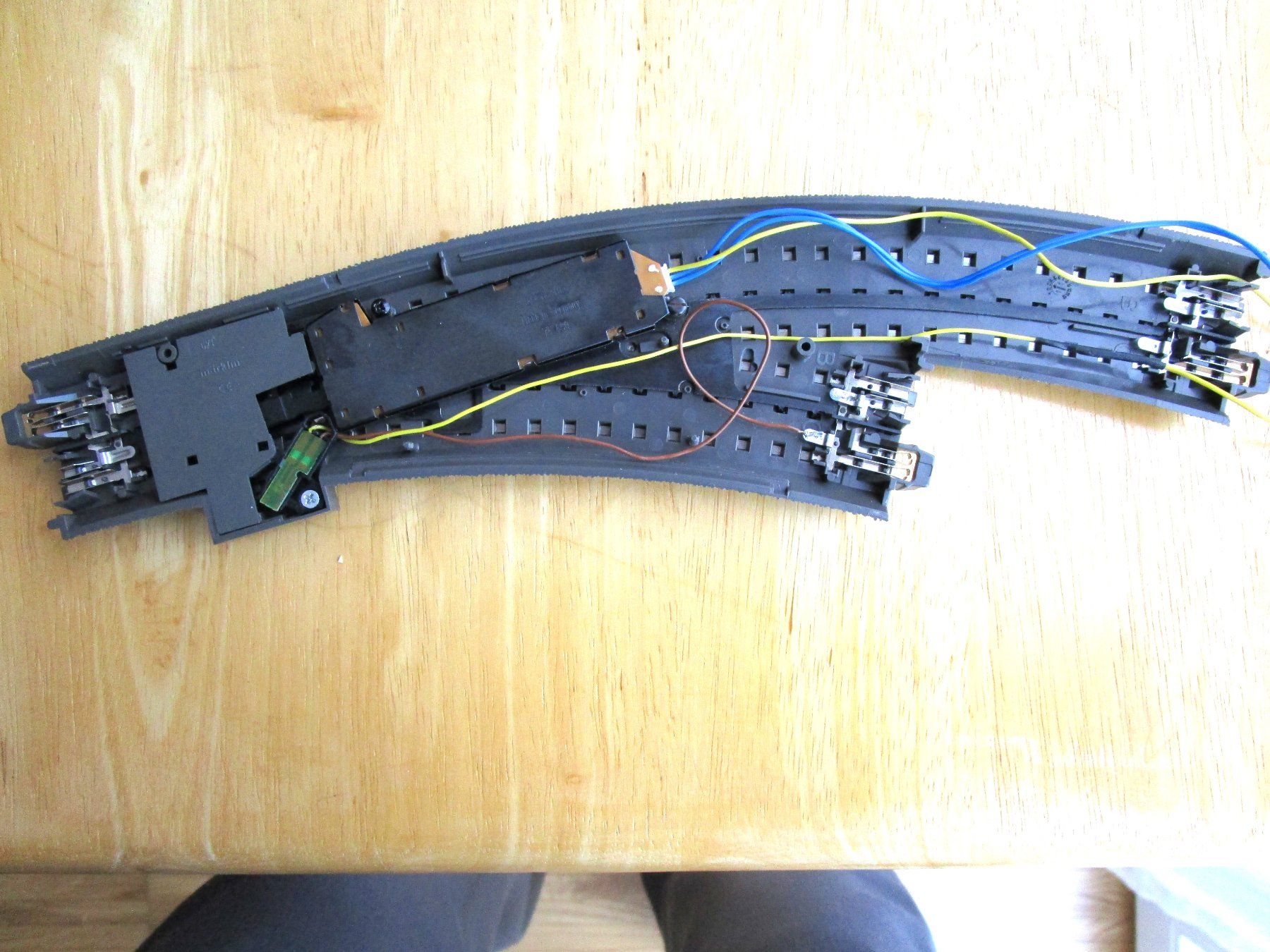 Märklin Modellini di ferrovie: Märklin H0 C-Gleis Weiche parallel mit Licht – Usato da Herzogenbuchsee venduto da Schulelo 1