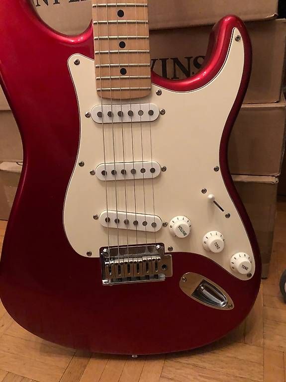 Strumenti musicali: Fender squier stratocaster standard 20 eme anniversaire – Usato da Crissier venduto da Crettexj