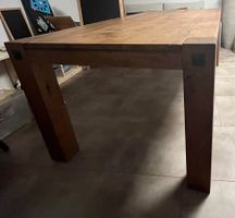 Massiver Holztisch