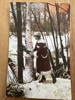 Antike Kitsch-Weihnachtskarte, AK,  Frau im Winterwald.