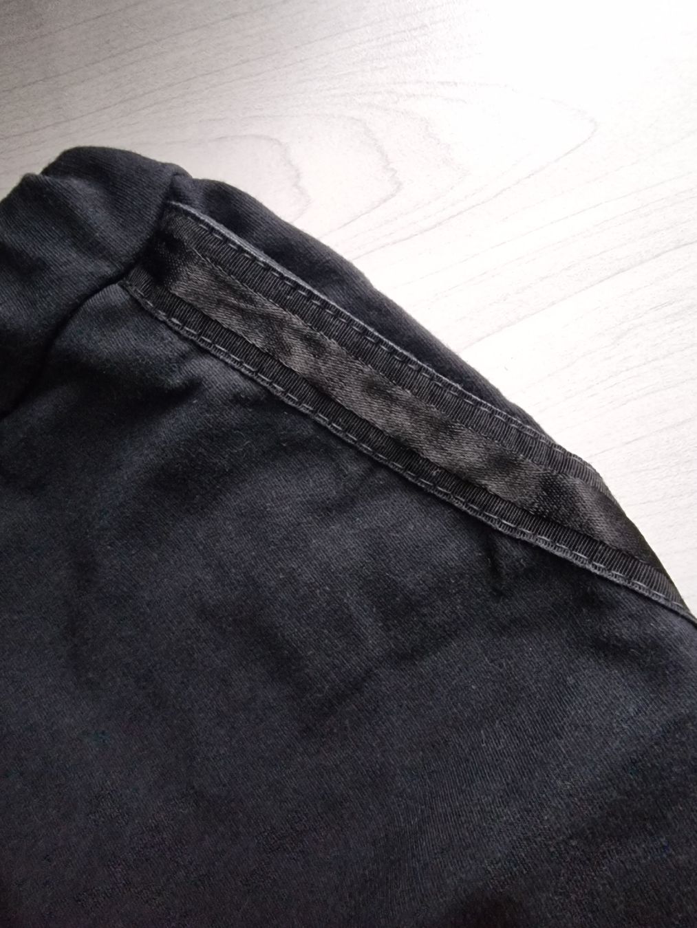 Pantaloni: Schwarze Stoffhose, Gr. 42 bequemer Schnitt  – Usato da Ottenbach venduto da Claurin 2