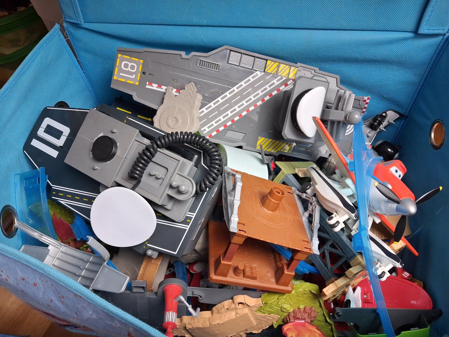 Spielzeuge: Caisse de jouets planes – Gebraucht aus Marin-Epagnier von Crac34