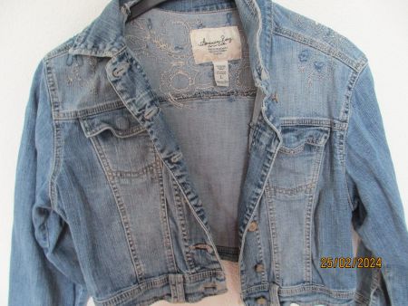 Jeansjacke kurz L blau mit Stickereien.