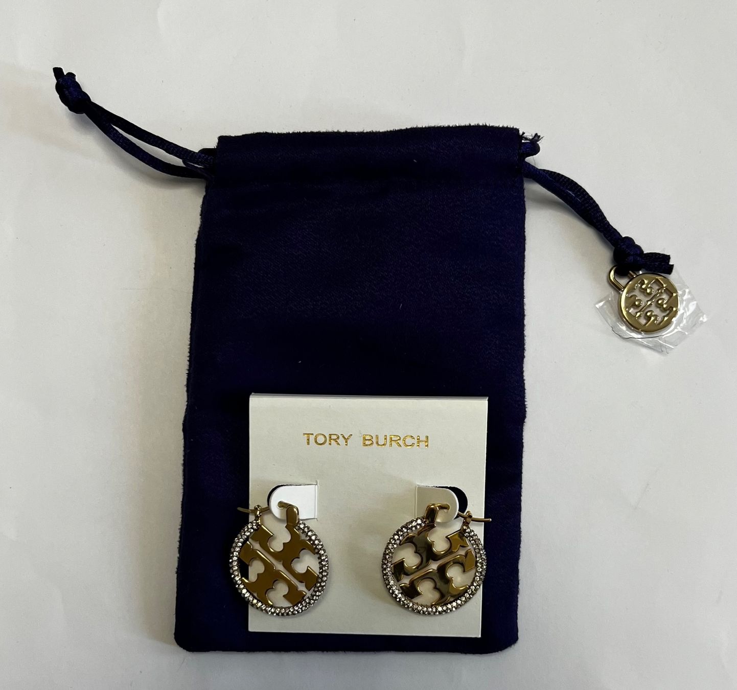 Tory Burch Orecchini pendenti & Orecchini a lobo: Tory Burch MILLER PAVE HOOP EARRING - Ohrringe – Nuovo e nell'imballaggio originale da Oberaach venduto da Dandy2021 3