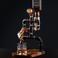 Tischlampe und Getränkespender in Form eines Feuerwehrmanns