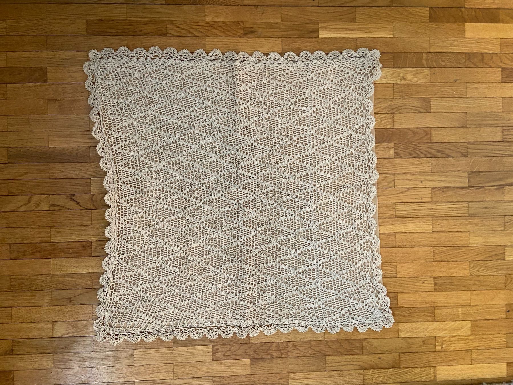 Coussins: Fourre de coussin en dentelle beige – D'occasion à Veyrier par Leilazizou