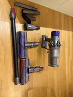 Staubsauger Dyson V10 kabellos mit viel Zubehör gebraucht