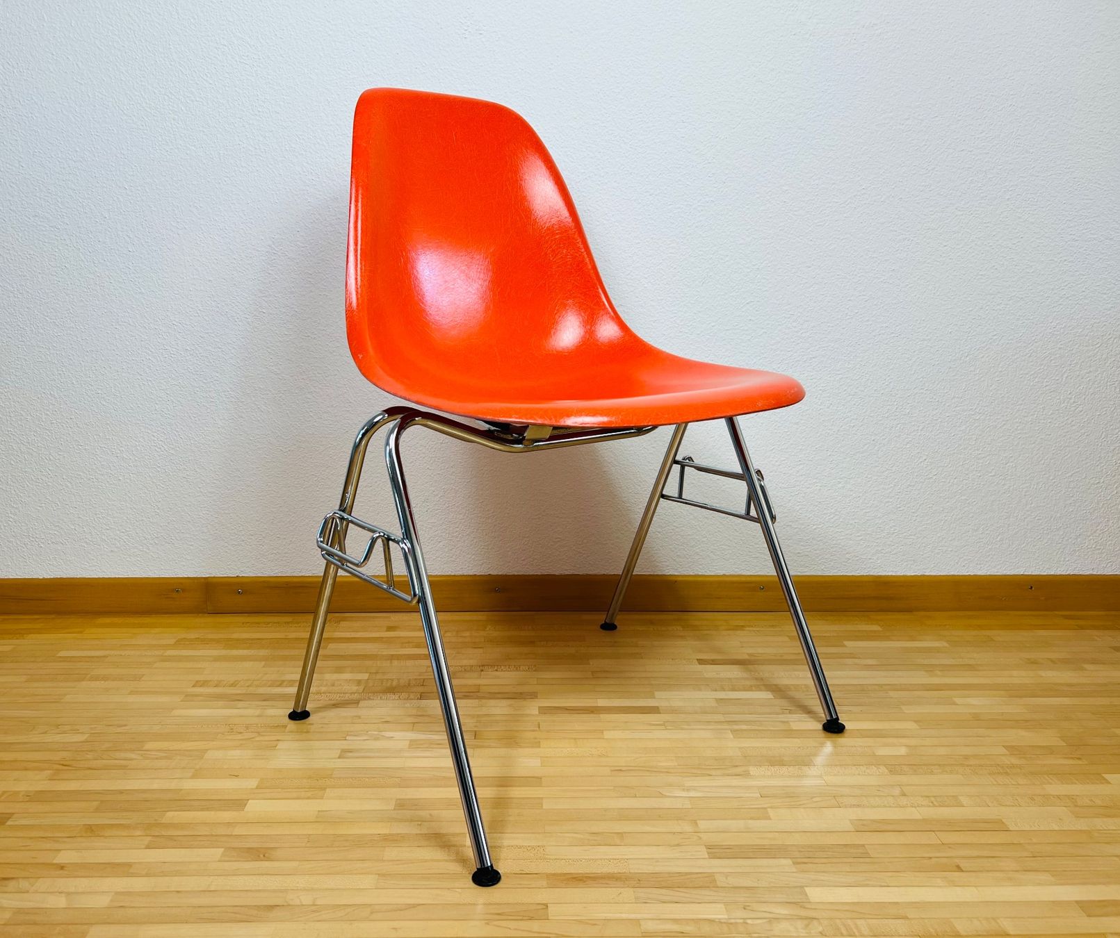 Vitra Sedie: 4 Vitra Eames Fiberglas - Stacking Side Chair - chrome Base – Usato da Egg b. Zürich venduto da B02_Designklassiker 4