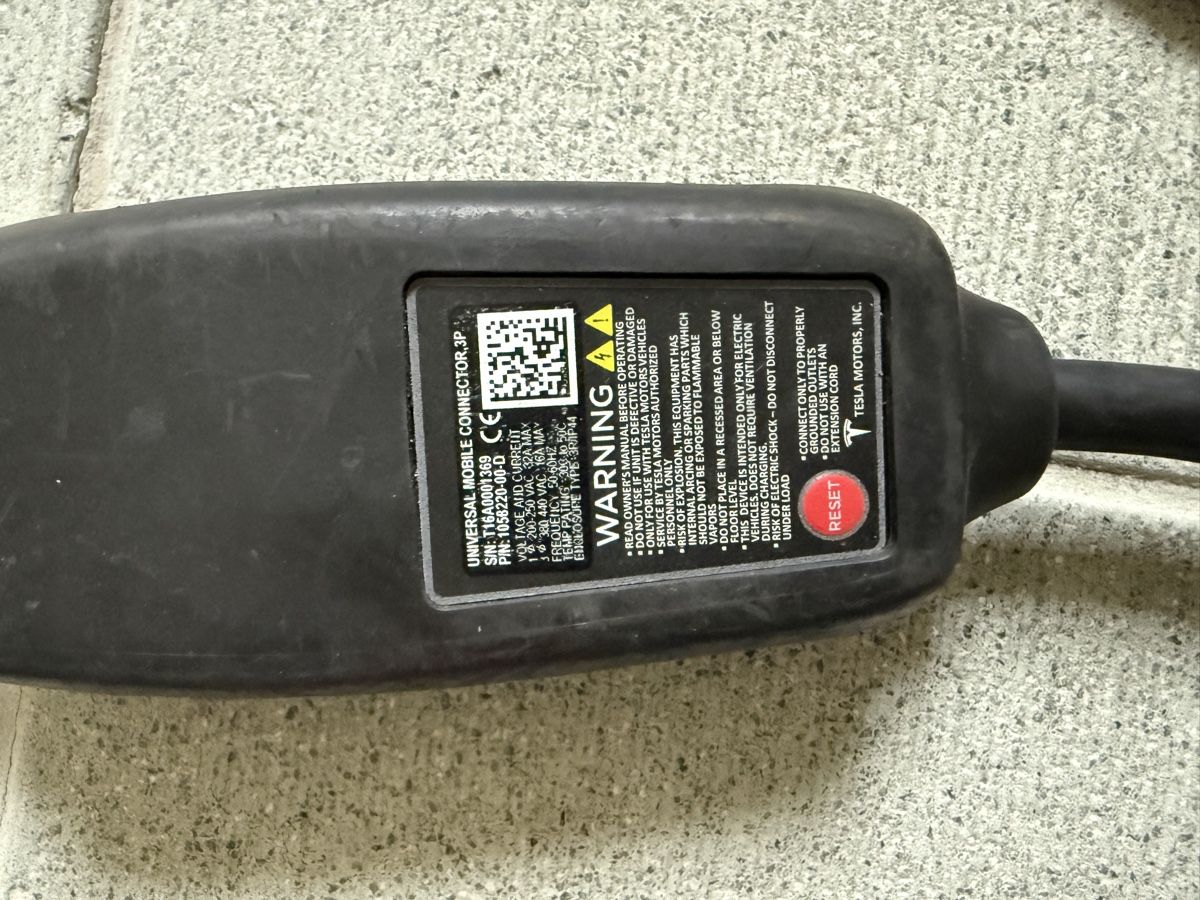 Tesla Alle Autoersatzteile: Tesla Universal Mobile Connector – 32A – Gebraucht aus Niederrohrdorf von SD72 2