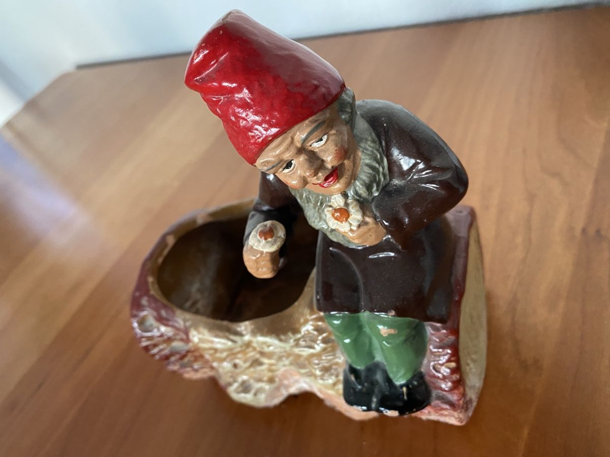 Statuette: Antiker Gartenzwerg auf Baumstamm – Usato da Rüti ZH venduto da Weder2 5