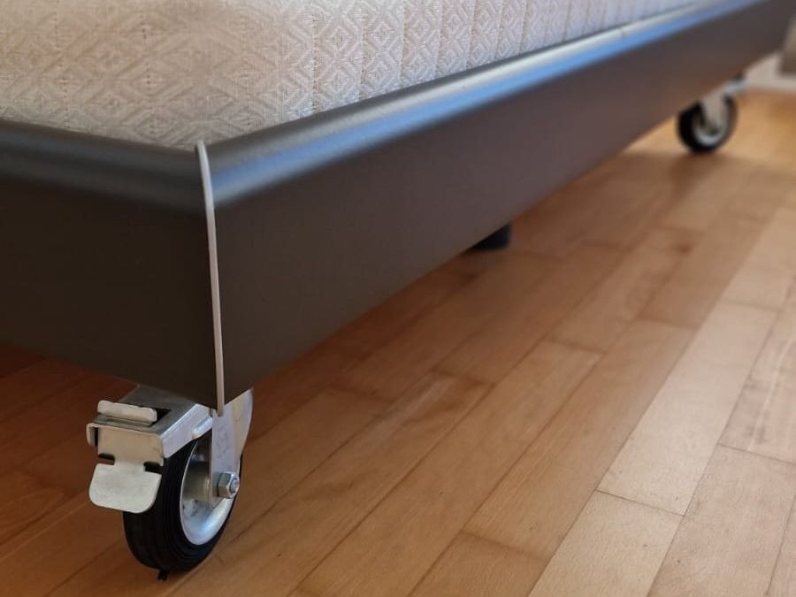 Lit double et sommier sur roulettes (D'occasion) à Cernier pour CHF 180 ...