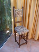 Chaise ancienne assise étroite en broderie de tapisserie