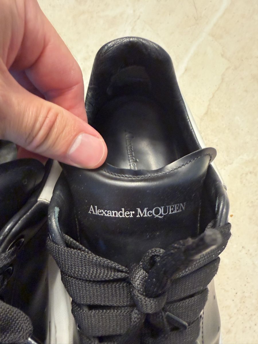 Alexander Mcqueen Scarpe da uomo: Alexander McQueen Sneaker Oversized Schwarz Weiss Gr 41.5 – Usato da Uster venduto da are_rts9 5